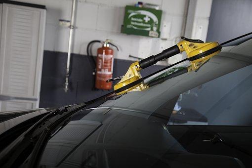 When Do You Need A Windshield Replacement For Your Vehicle?