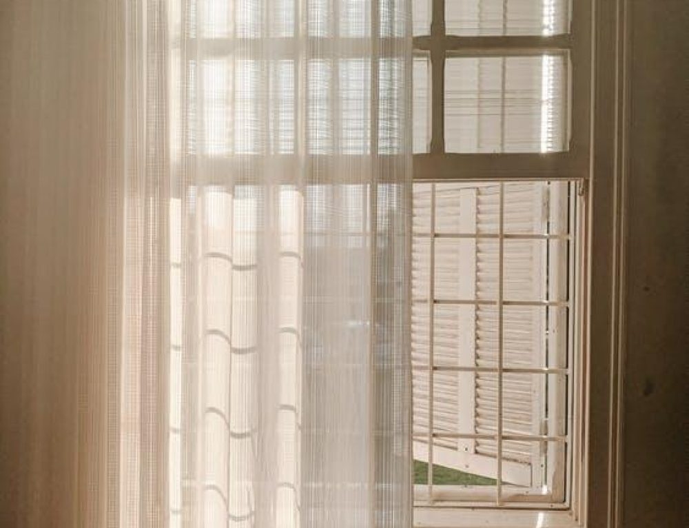 How to Temporarily Cover a Broken Car Window Crystal Glass