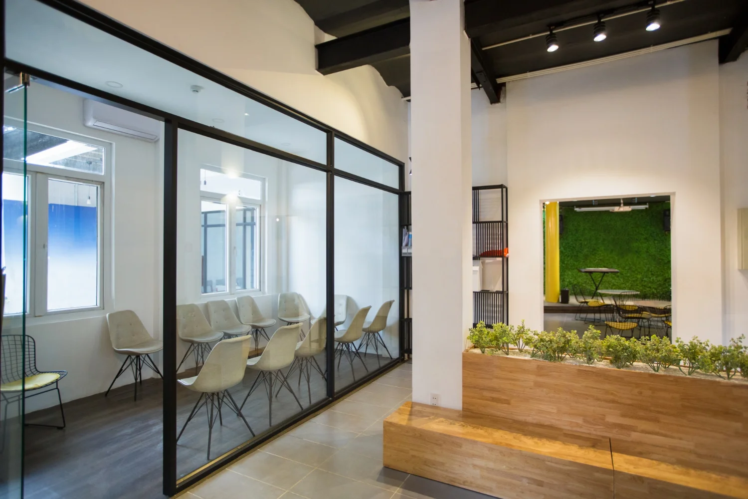 Why More Offices Are Choosing Glass Walls Over Cubicles