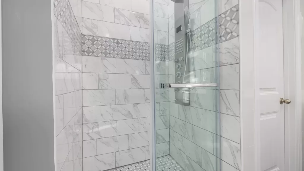 Contemporary Frameless Showers with Built-In Niche